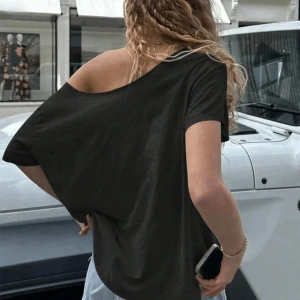 Siyah Kadın Düşük Omuz Kayık Yaka Antika 65 Baskılı