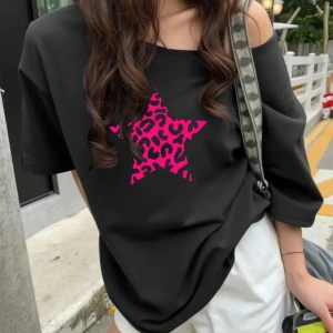 Siyah Kadın Düşük Omuz Kayık Yaka Baskılı