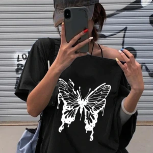 Siyah Kadın Düşük Omuz Kayık Yaka Beyaz Kelebek Baskılı