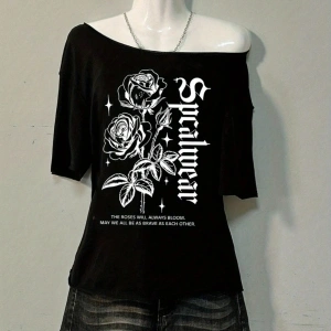 Siyah Kadın Düşük Omuz Kayık Yaka Gül Simgesi Baskılı