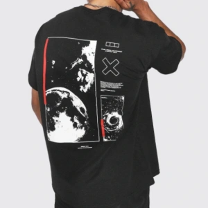 Siyah Uzay Sırt Baskılı Bisiklet Yaka Oversize T-shirt