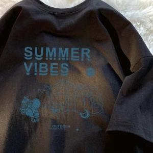 Siyah Yaz Trendi Yaz Üst Hong Kong Faionable Grafik Tees Unisex Ca