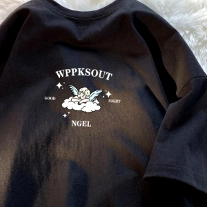 Siyah Yaz Trendi Yaz Üst Hong Kong Faionable Grafik Tees Unisex Ca