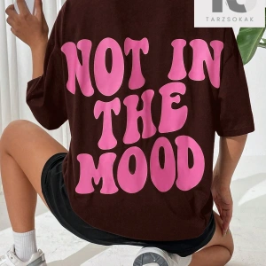 Sloganlı ve Kalp Desenli Düşük Omuzlu Tişört