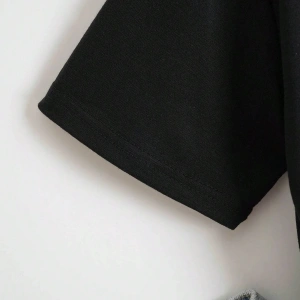 Sloganlı ve Kalp Desenli Düşük Omuzlu Tişört