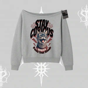 Stay Curious Kedi Baskılı Kayık Yaka Sweatshirt