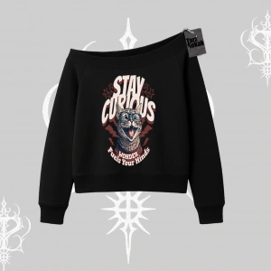Stay Curious Kedi Baskılı Kayık Yaka Sweatshirt