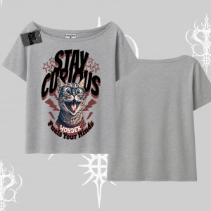 Stay Curious Kedi Baskılı Kayık Yaka Tshirt