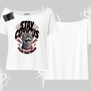 Stay Curious Kedi Baskılı Kayık Yaka Tshirt