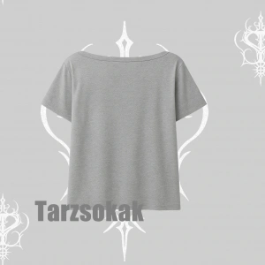 Stay Curious Kedi Baskılı Kayık Yaka Tshirt