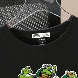 TEENAGE MUTANT NINJA TURTLES X SHEIN Erkek Karikatür Kaplumbağa ve Harf Grafik Yuvarlak Yaka
