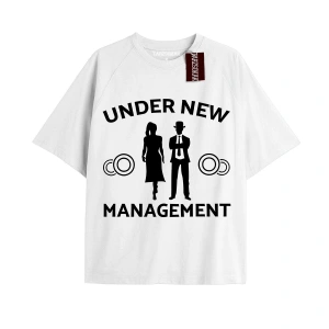 UNDER NEW MANAGEMENT Unisex Oversize Yazılı Tshirt BEYAZ