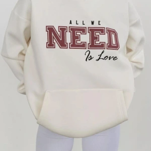 Unisex All We Need is Love Sweatshirt Beyaz