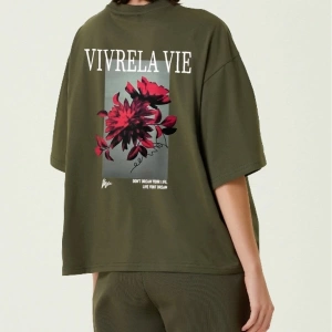 Unisex Haki Vivre La Vie Baskılı Oversize Bisiklet Yaka Penye Tişört