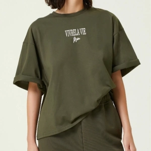 Unisex Haki Vivre La Vie Baskılı Oversize Bisiklet Yaka Penye Tişört
