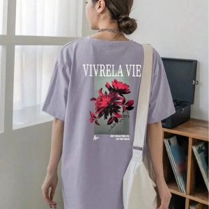 Unisex Lila Vivre La Vie Baskılı Oversize Bisiklet Yaka Penye Tişört