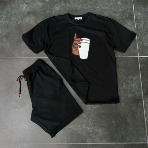Unisex Paper Cup Baskılı Siyah T-shirt ve Siyah Şort Sporcu Kombin