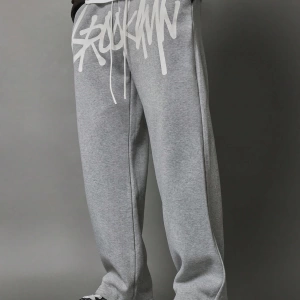Urban Streetwear Skater Fit Eşofman Altı Graffiti Logo Baskılı, Elastik Bel Jogger Tar