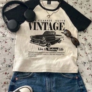 Vintage Yarış Arabası Desenli Rahat Basit Tasarım Mürettebat Yaka Kısa Kollu Kırpılm