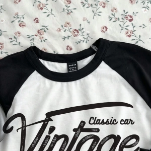 Vintage Yarış Arabası Desenli Rahat Basit Tasarım Mürettebat Yaka Kısa Kollu Kırpılm