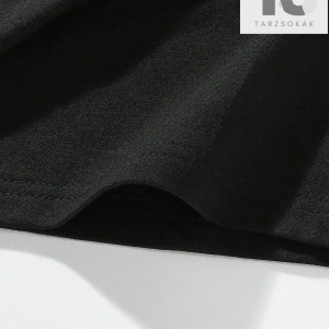 X Attack on Titan Erkek Figürü ve Japon Harfli Grafik Tişört