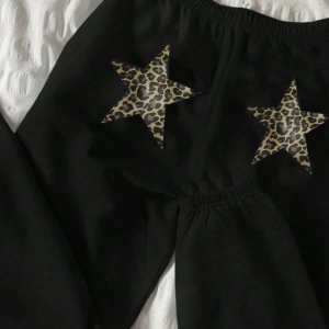 Y2K Açık Gri Leopar ve Yıldız Desenli Spor Pantolon, Rahat ve Sıcak Spor Giyim