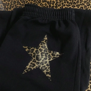 Y2K Açık Gri Leopar ve Yıldız Desenli Spor Pantolon, Rahat ve Sıcak Spor Giyim