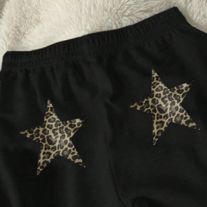 Y2K Açık Gri Leopar ve Yıldız Desenli Spor Pantolon, Rahat ve Sıcak Spor Giyim