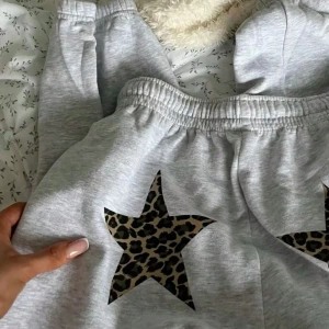 Y2K Açık Gri Leopar ve Yıldız Desenli Spor Pantolon, Rahat ve Sıcak Spor Giyim
