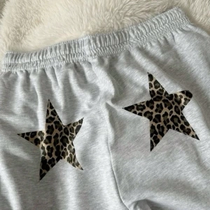Y2K Açık Gri Leopar ve Yıldız Desenli Spor Pantolon, Rahat ve Sıcak Spor Giyim