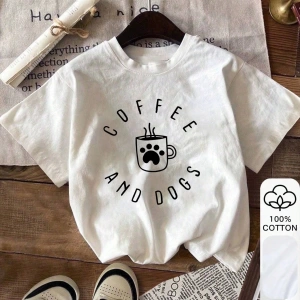 Yaz Kadın Bol Tişört, Kahve Ve Köpekler Harfli Baskı, %100 Pamuk Beyaz Kısa Kollu Grafik Kısa