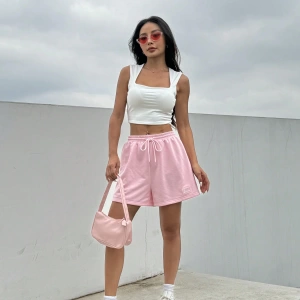 Yazlık Bol Günlük Pembe Bağcıklı Bel Yama Detaylı Spor Şortu