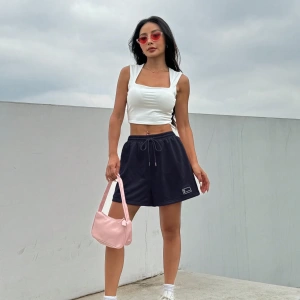 Yazlık Bol Günlük Pembe Bağcıklı Bel Yama Detaylı Spor Şortu