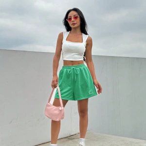 Yazlık Bol Günlük Pembe Bağcıklı Bel Yama Detaylı Spor Şortu
