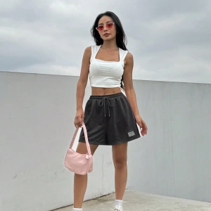 Yazlık Bol Günlük Pembe Bağcıklı Bel Yama Detaylı Spor Şortu