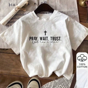 Yazlık Kadın Bol Tişört, Pray Wait Trust Yazılı Baskı, %100 Pamuklu Beyaz Kısa Kollu Grafik T