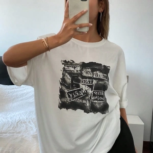 Yazlık Kadın Bol Tişört, STAY SWEET&Çilek Baskılı, %100 Pamuk, Beyaz Kısa Kollu Grafik Tişört