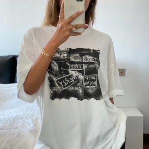 Yazlık Kadın Bol Tişört, STAY SWEET&Çilek Baskılı, %100 Pamuk, Beyaz Kısa Kollu Grafik Tişört