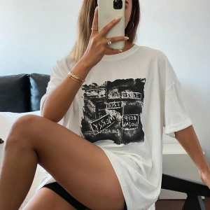 Yazlık Kadın Bol Tişört, STAY SWEET&Çilek Baskılı, %100 Pamuk, Beyaz Kısa Kollu Grafik Tişört