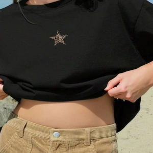 Yıldız Grafikli Yuvarlak Yaka Kısa Kollu Tişört