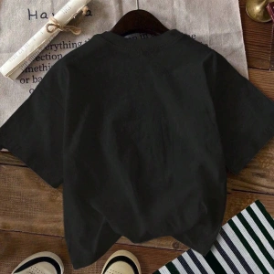 Yıldız Grafikli Yuvarlak Yaka Kısa Kollu Tişört