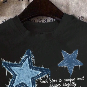Yıldız Grafikli Yuvarlak Yaka Kısa Kollu Tişört