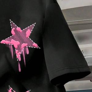 Yıldız Grafikli Yuvarlak Yaka Kısa Kollu Tişört