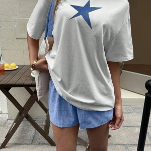 Yıldız Grafikli Yuvarlak Yaka Kısa Kollu Tişört