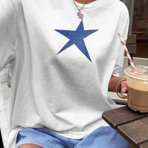 Yıldız Grafikli Yuvarlak Yaka Kısa Kollu Tişört