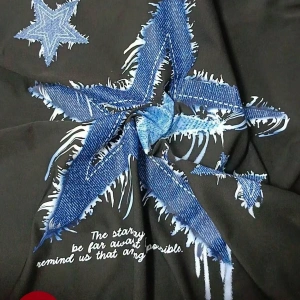 Yıldız Grafikli Yuvarlak Yaka Kısa Kollu Tişört