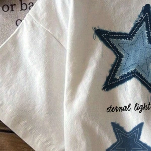 Yıldız Grafikli Yuvarlak Yaka Kısa Kollu Tişört