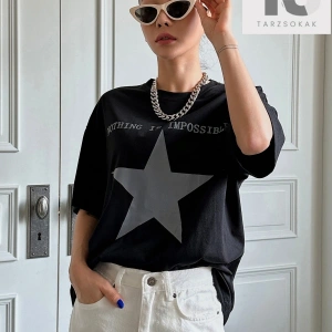Yıldız & Harf Grafikli Düşük Omuzlu Tişört