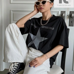 Yıldız & Harf Grafikli Düşük Omuzlu Tişört