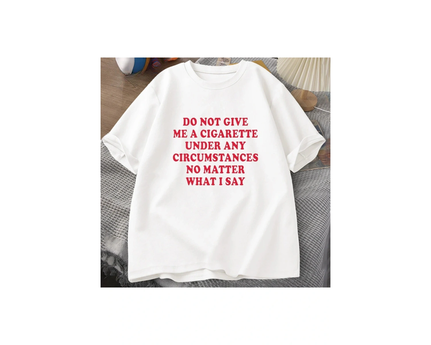 Beyaz Bana Her Koşulların Altında Bir Sigara Vermeyin Tshirt Komik Sözler Alıntı T